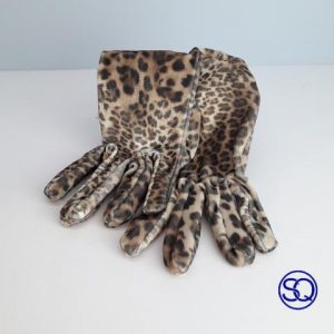 guantes de leopardo en terciopelo. Tocados y complementos Sagrario Quilez